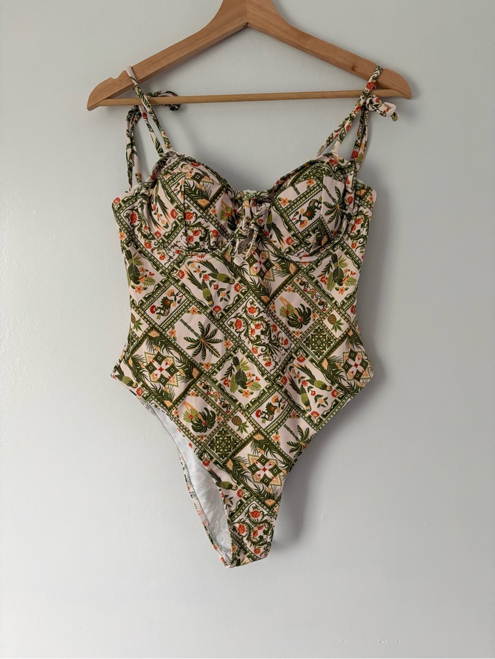 Vintage-Inspired Floral Tile Print One-Piece Swimsuit - Green & Cream